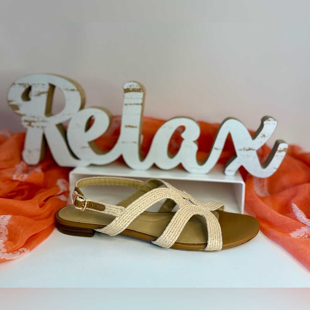 🌸TALBOTS pre-owned cream color sandals. Size 7.5M. WSAND22.
